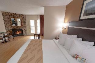 King Suite Fireplace Wrap-around Balcony,1281689209:JPEG