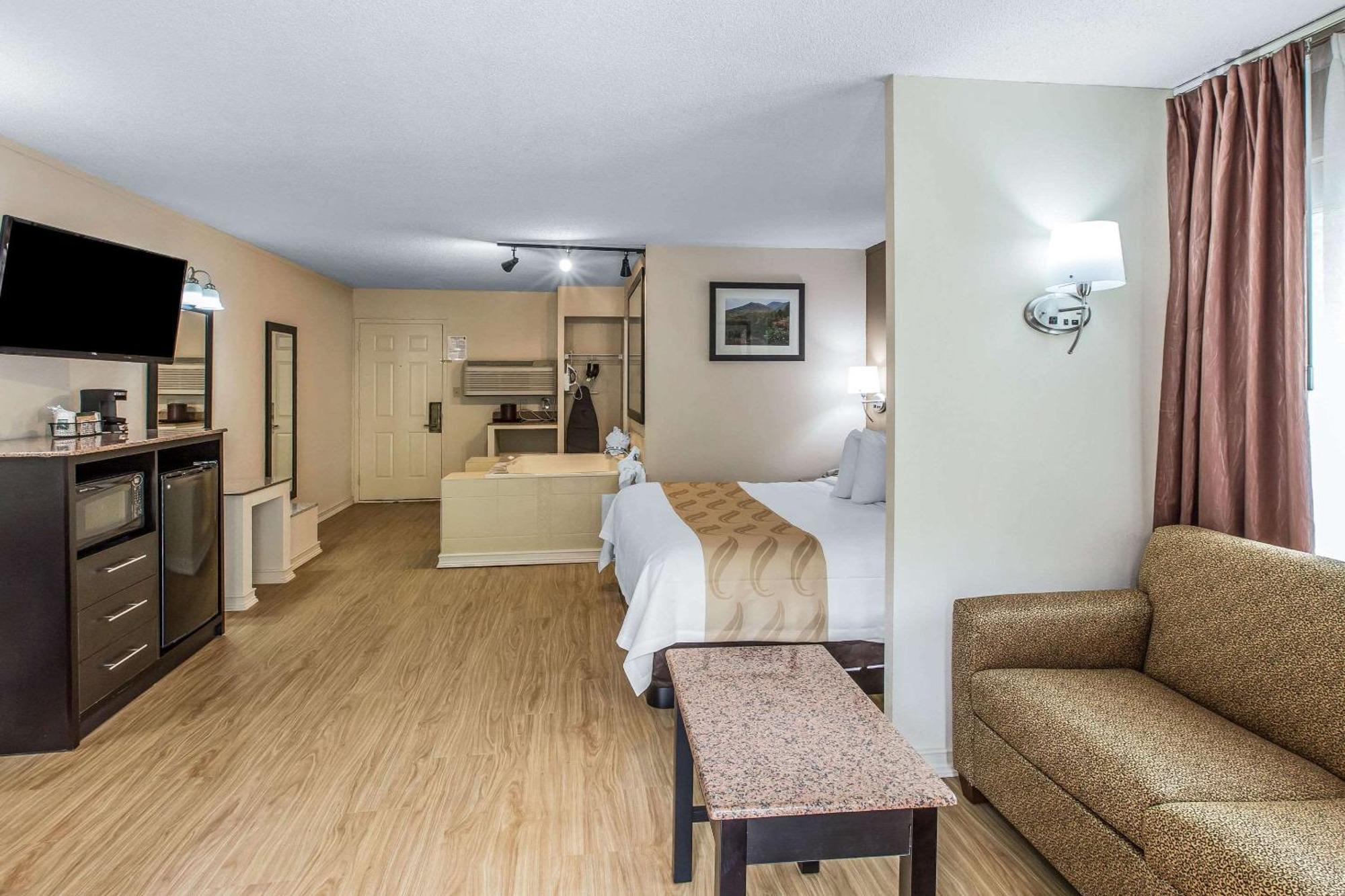 King Suite Spa Bath Wrap-Around Balcony,1281689209:JPEG